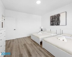 Koko talo/asunto Modern And Cozy 4 Bedrooms Sleep 12 (Montreal, Kanada)