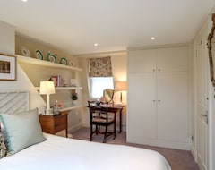 Khách sạn Comfortable double bedroom with ensuite bathroom, sitting room & roof terrace (London, Vương quốc Anh)
