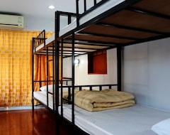 Otel Home Base Hostel (Bangkok, Tayland)