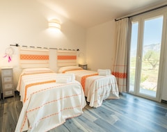 Toàn bộ căn nhà/căn hộ Holiday Home Villa Sena E Su Juncu With Mountain View, Pool & Wi-fi (Loculi, Ý)