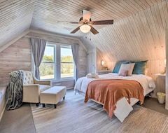 Toàn bộ căn nhà/căn hộ New! Unique Loft Cabin: Fire Pit & Fishing Access! (Bells, Hoa Kỳ)