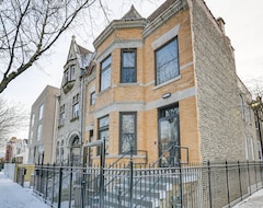 Hele huset/lejligheden Spacious Chicago Home With Deck About 3 Mi To Downtown! (Chicago, USA)