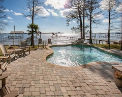Hele huset/lejligheden Fishman's Delight And A Pool Is Waiting For You At Lovely Water Front Home.. (Lillian, USA)