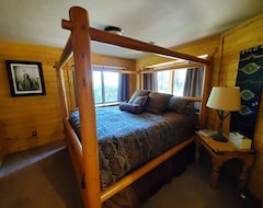 Entire House / Apartment Lazy Bear Hideaway -your Spacious Mountain Retreat! Sleeps 30 (Oakley, USA)