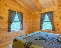 Entire House / Apartment Newer 5 Bedroom Pet Friendly Lodge With Hot Tub And Sauna! Near Rock House (Laurelville, USA)