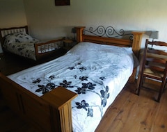 Hotel Self Catering House & Pool Bbq Great For House Hunting (Limalonges, Frankrig)