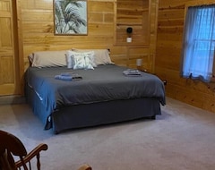 Entire House / Apartment Aqua Log Cabin Retreat (Greene, USA)