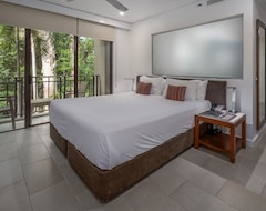 Hotelli Deluxe Hotel Room With King Bed . (Palm Cove, Australia)