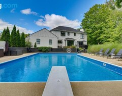 Toàn bộ căn nhà/căn hộ Luxury Maineville Villa With Private Hot Tub! (Sharonville, Hoa Kỳ)