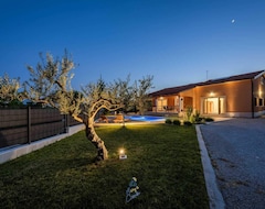 Toàn bộ căn nhà/căn hộ Villa With Pool And Wellness, Privacy Guaranteed (Tinjan, Croatia)