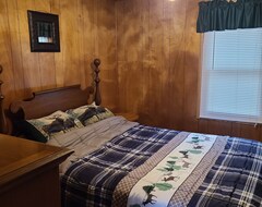 Entire House / Apartment Relaxing Cottage Steps From The Lake (Iola, USA)