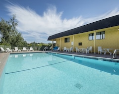 Khách sạn Econo Lodge Inn & Suites (Victoria, Canada)