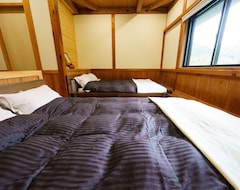 Bed & Breakfast Sanso Kajigamori (Otoyo, Japan)