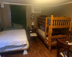 Entire House / Apartment Camp Paradise Pecan Island- Red Cabin Only (Kaplan, USA)
