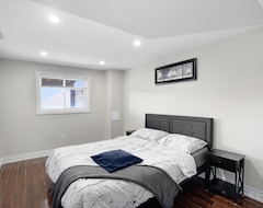 Toàn bộ căn nhà/căn hộ Gorgeous,spacious And Bright 3 Bedroom Walkout Basement! (Oshawa, Canada)