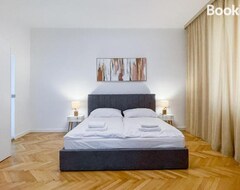 Koko talo/asunto Elysian Apartment (Bratislava, Slovakia)