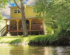 Toàn bộ căn nhà/căn hộ Yellow Cabin On The River - Wifi / Hot Tub / On River / Basketball Net / Tubes For River / Fire Pit / Pet Friendly (Cosby, Hoa Kỳ)