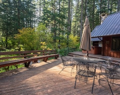 Entire House / Apartment Forrest Lodge-luxury-hot Tub- Horseshoe Pit- Wifi !! (Rhododendron, USA)