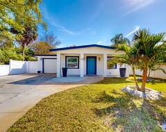 Koko talo/asunto Completely Updated Home With Furnished Patio, Fenced Yard, & Washer/dryer - Dog-friendly (Belleair Bluffs, Amerikan Yhdysvallat)