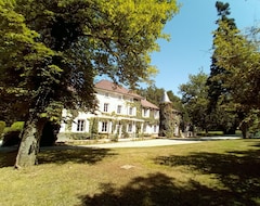 Otel Château Des Ayes (Saint-Étienne-de-Saint-Geoirs, Fransa)