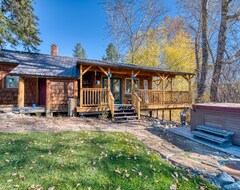 Entire House / Apartment New Listing! Cozy Creek Cabin Just Minutes From Downtown Hamilton. Sleeps 2 (Hamilton, USA)