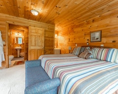 Entire House / Apartment Rapid River Lodge: Sleeps 18+, Hunting On Property, Hot Tub, Handicap Access (Rapid River, USA)