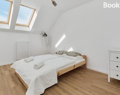 Cijela kuća/apartman Spacious Family Apartment With Free Garage By Renters (Radwanice, Poljska)
