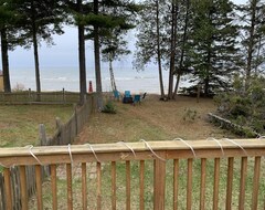 Hele huset/lejligheden Sandy Toes Retreat:(stephenson, Mi) Sleeps 7, Beachfront On Lake Michigan (Cedar River, USA)
