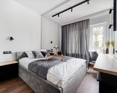 Koko talo/asunto Lodz Prestige Suites - 55m2, Parking - By Rentujemy (Łódź, Puola)