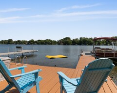 Toàn bộ căn nhà/căn hộ Swim Fish Boat Bbq - 5 Bedrooms, 165â€™ Of Lake Frontage - Perfect Vacation (West Bend, Hoa Kỳ)