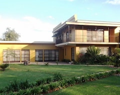 Khách sạn Nomndeni Lodge Zamabhele (Middelburg, Nam Phi)