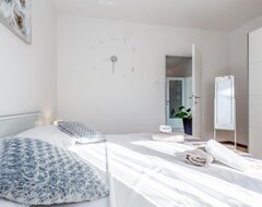 Koko talo/asunto New Apartment For Up To 5 People With Garden And Terrace (Funtana, Kroatia)