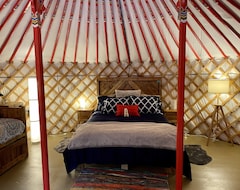 Cijela kuća/apartman Stay In An Authentic Mongolian Yurt With Private Hot Tub (Morell, Kanada)