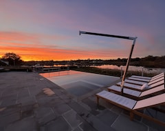 Hele huset/lejligheden Waterfront, Infinity Edge Pool And 3 Miles To The Beach! (Little Silver, USA)