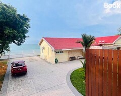 Tüm Ev/Apart Daire Beachfront Heaven: 2 Chalets, Private Beach Access, Outdoor Screen, Ktv, Seaview Pool, And Beyond! (Batu Ferringhi, Malezya)