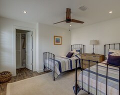 Four Bedroom, Updated Within Walking Distance To Beach, Hotels And Restaurants (Marco Island, USA)