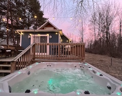 Entire House / Apartment Lake Forest Cottage - Dog Friendly W/ Hot Tub, Ac, & Kayaks (Six Lakes, USA)