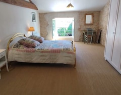 Casa rural Spacious Renovated Farmhouse With Pool On Large Site In Peaceful Rural Location (Nanteuil-en-Vallée, Pháp)