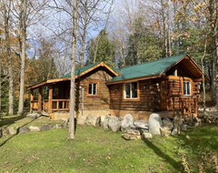 Toàn bộ căn nhà/căn hộ Unique, Very Private Log Cabin On Private Lake. (Flesherton, Canada)