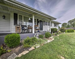 Entire House / Apartment New! Traditional Country Home In De Soto W/ Yard! (De Soto, USA)