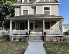 Entire House / Apartment Ada’s Guesthouse- Historic Home Close To Lake, Shopping, Parks, Trails, Bvu (Storm Lake, USA)