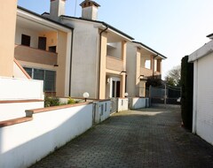 Toàn bộ căn nhà/căn hộ Storey Cottage With Garden, Parking And Double-covered Patio (Lagosanto, Ý)