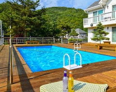Khách sạn Whitevill Pension (Chuncheon, Hàn Quốc)
