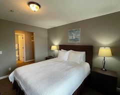 Entire House / Apartment Sunset Shores Resort Lake Cadillac Mi. Waterfront 2-bedroom 2 Bath Condo. (Cadillac, USA)