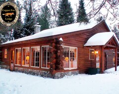 Toàn bộ căn nhà/căn hộ Copper Fox Lodge - Romantic Winter Getaway, Au Sable Riverside Log Cabin (Luzerne, Hoa Kỳ)