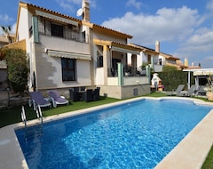Koko talo/asunto Suuri huvila Algorvalla, josta on näköala golfkentälle (Algorfa, Espanja)