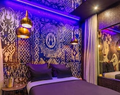 Love Hotel avec nuit insolite au Dandy et Jacuzzi privatise (Paris, France)