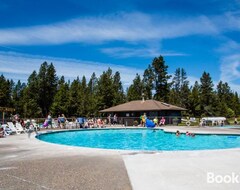Hotel Bend-Sunriver Camping Resort Wheelchair Accessible Yurt 13 (Sunriver, USA)