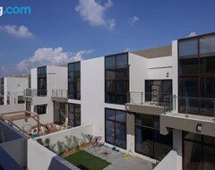 Cijela kuća/apartman Fabulous 4br Villa With Balcony (Dubai, Ujedinjeni Arapski Emirati)