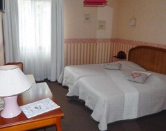 Hotel Logis Le Cygne (Conches-en-Ouche, France)